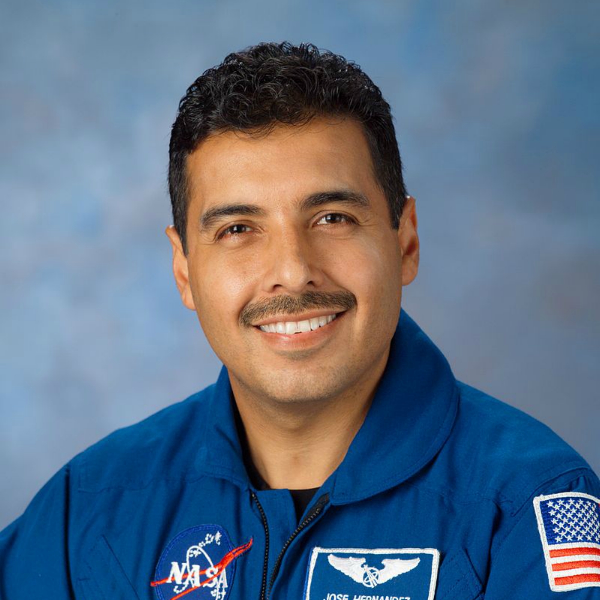 El exastronauta José Hernández corrige a AMLO y desata debate en redes