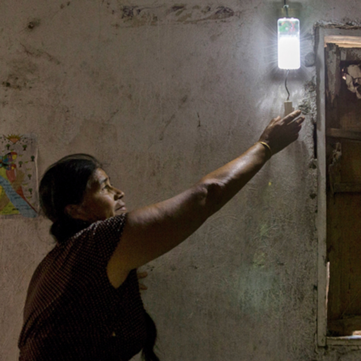 Mexicanas llevan electricidad a sus comunidades rurales