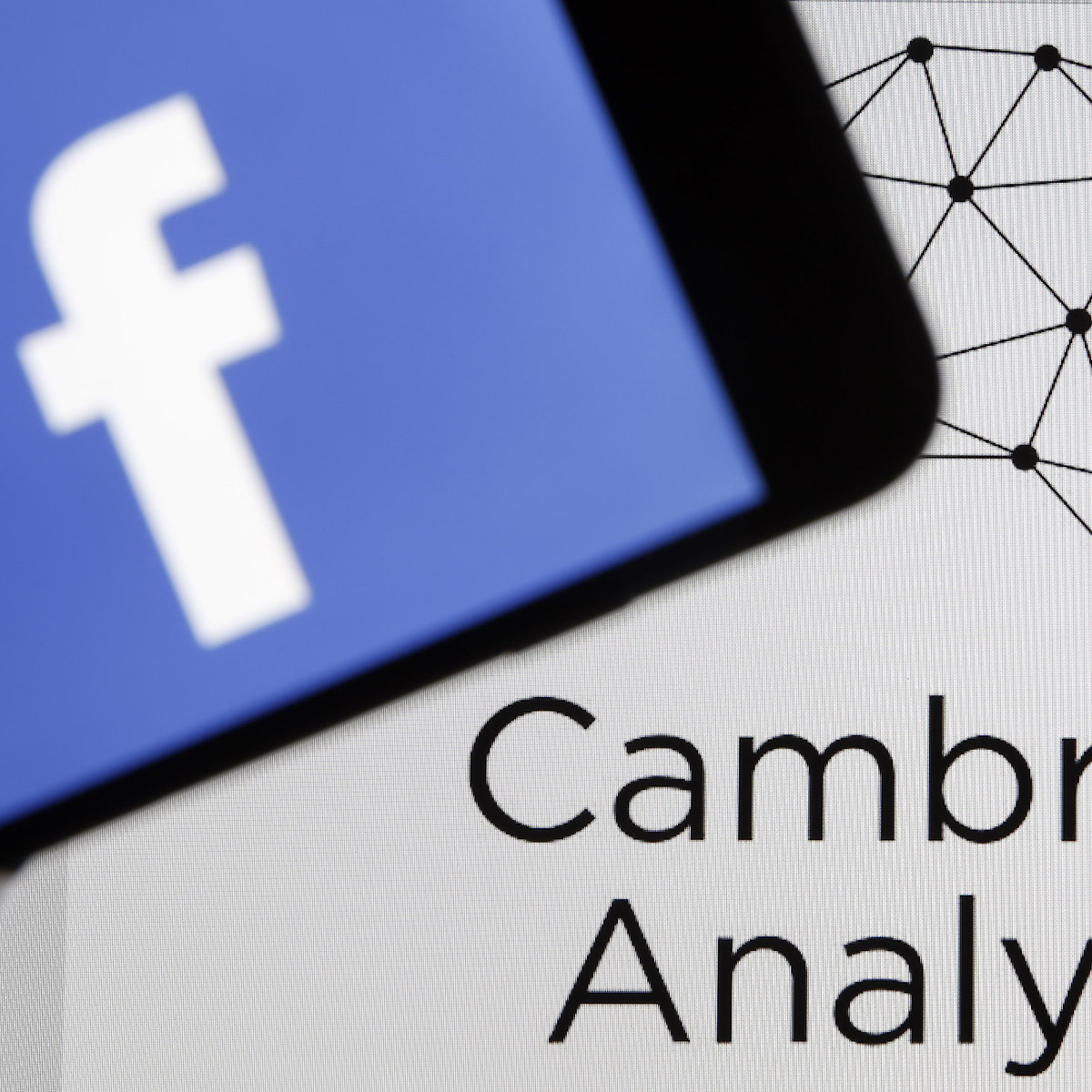 ¿Para qué usó Cambridge Analytica los datos de usuarios de Facebook?