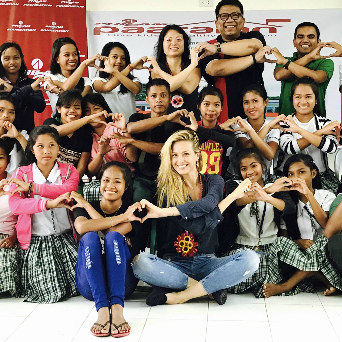 La modelo Petra Nemcova reconstruye escuelas en México