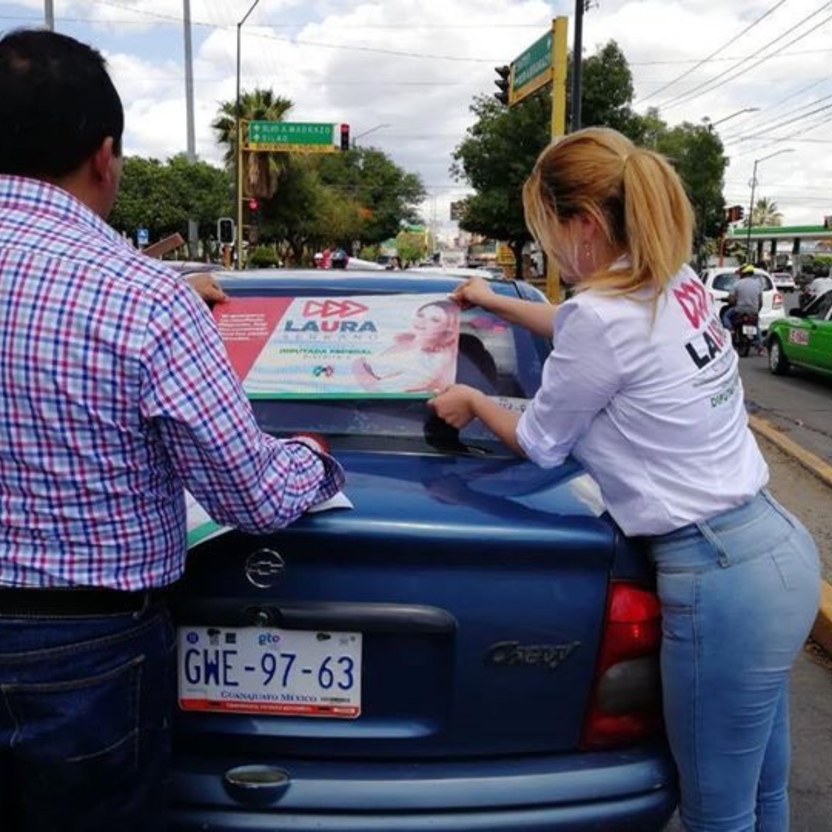 #ArmaSecreta: Candidata muestra sus atributos físicos para conseguir votos