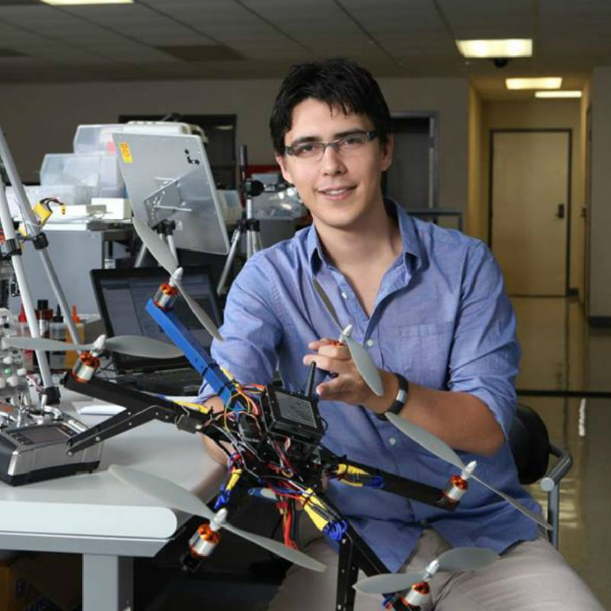 Mexicano abrió fábrica de drones y ahora desarrolla el software que los controla