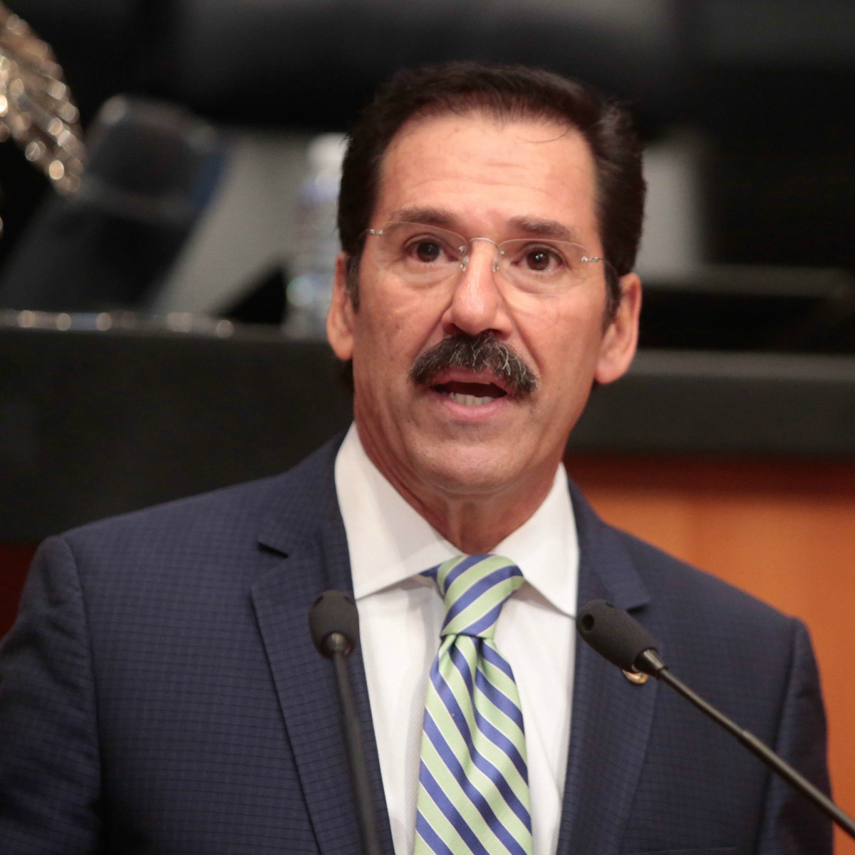 Senador falta al respeto a taquero en Twitter y todo México se le fue encima