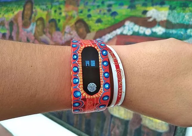 Oaxaqueño convierte los alebrijes en relojes inteligentes y cargadores solares