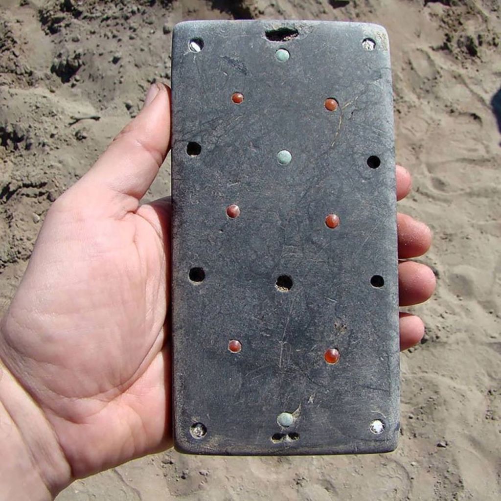 Arqueólogos encuentran objeto similar a un “iPhone” de más de 2 mil años