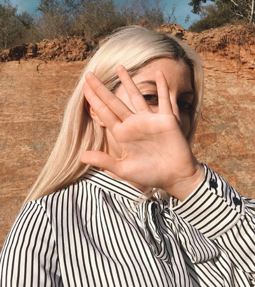 Tunden en redes a influencer que asegura le cobran un "impuesto" por ser rubia