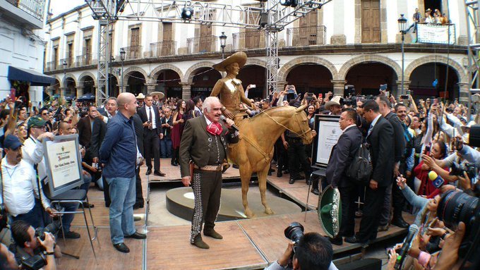 Estatua de Vicente Fernández causa memes por su poco parecido