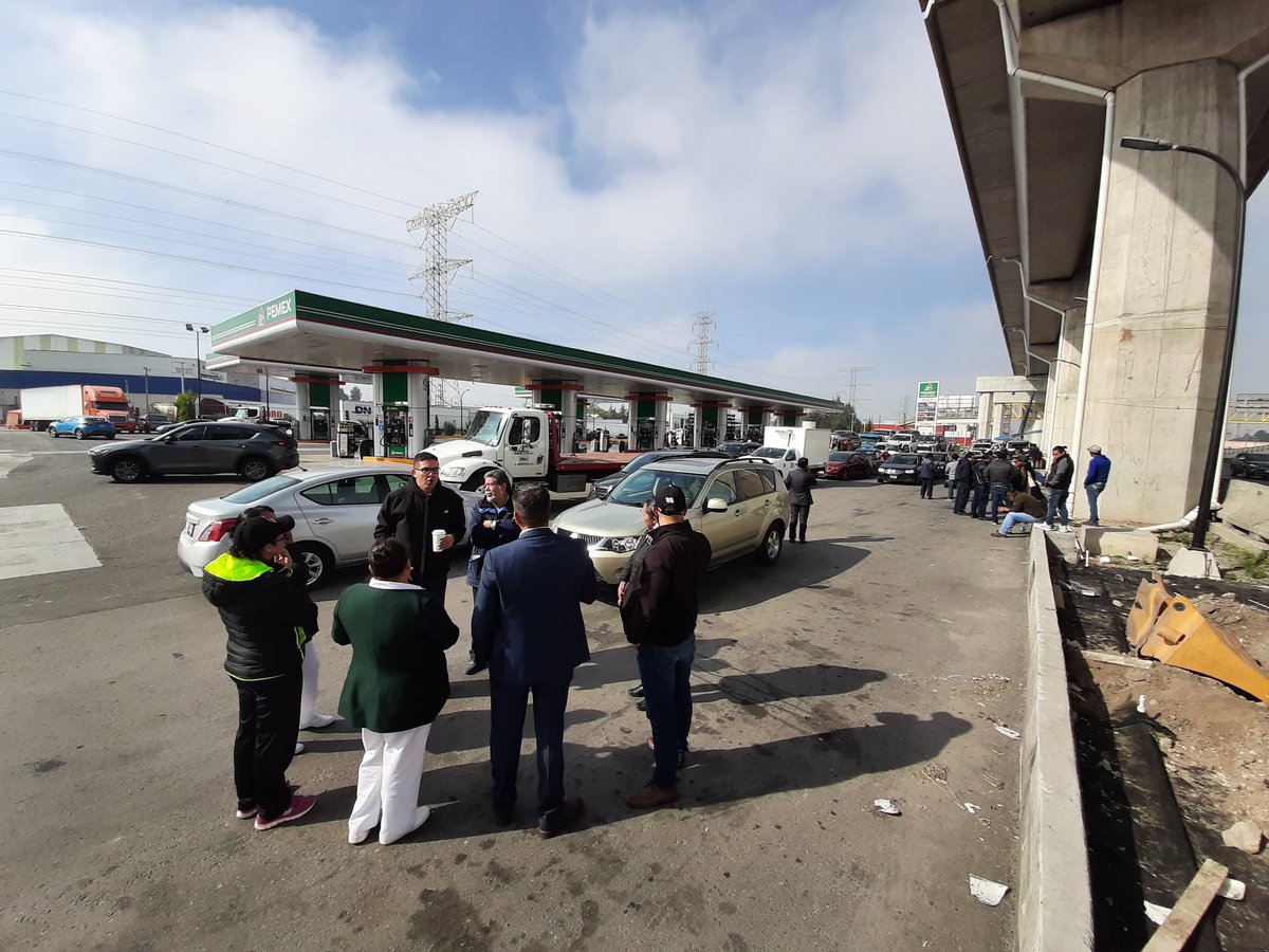 Les venden gasolina con agua y echan a perder más de 50 vehículos