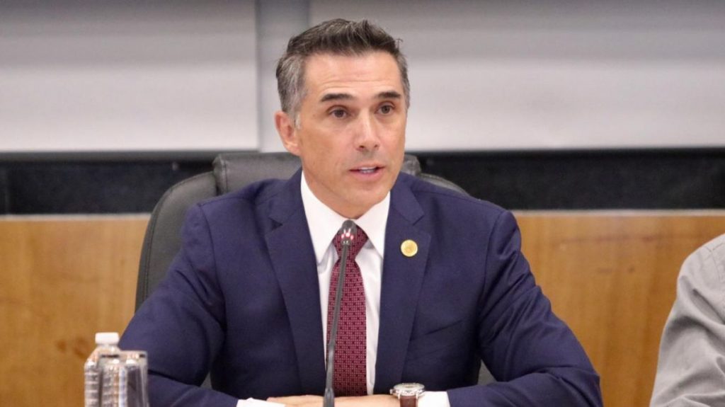 Acusan al diputado Sergio Mayer de cobrar las regalías de José José en redes sociales