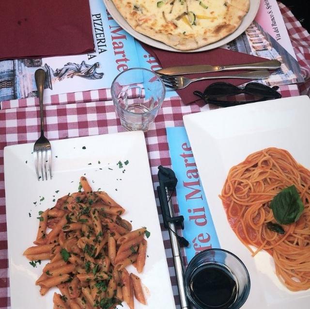 Exhiben a restaurante que cobró 9 mil pesos a turistas por dos platos de pasta