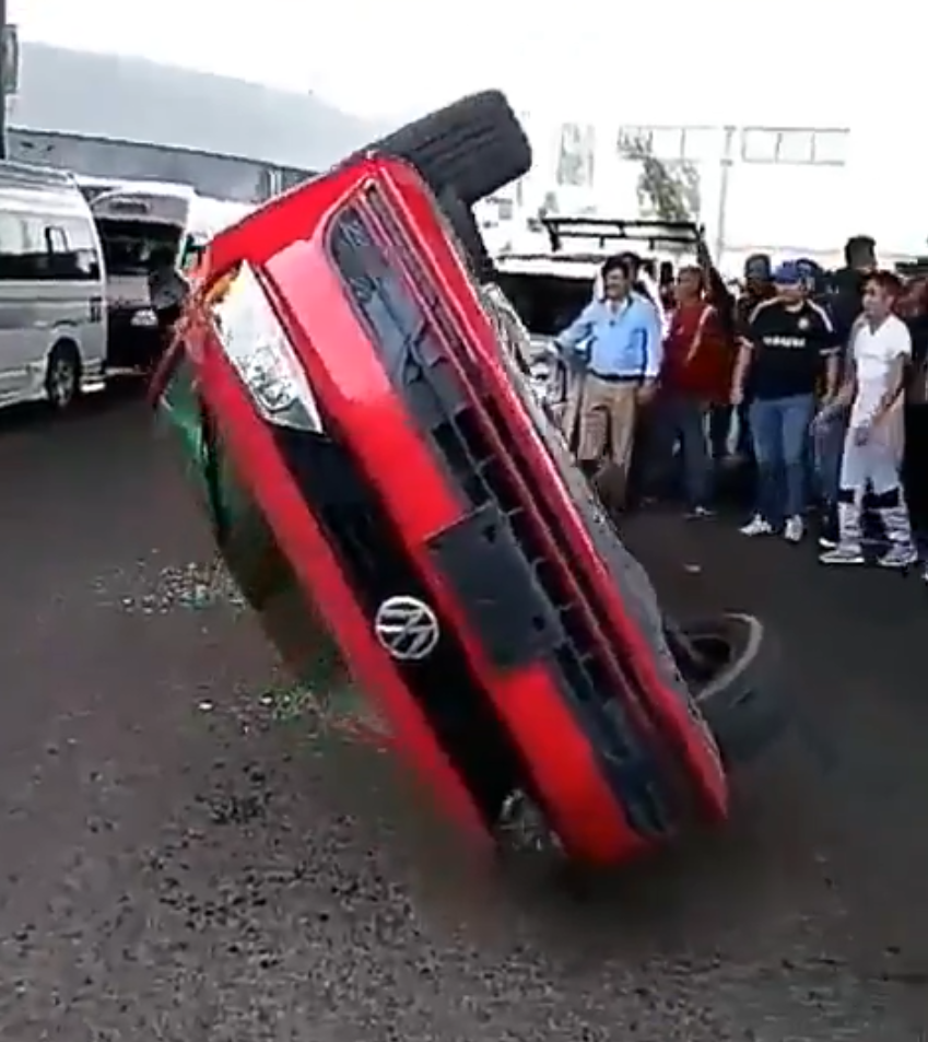 Taxistas voltean auto de conductor de Uber en protesta por las apps