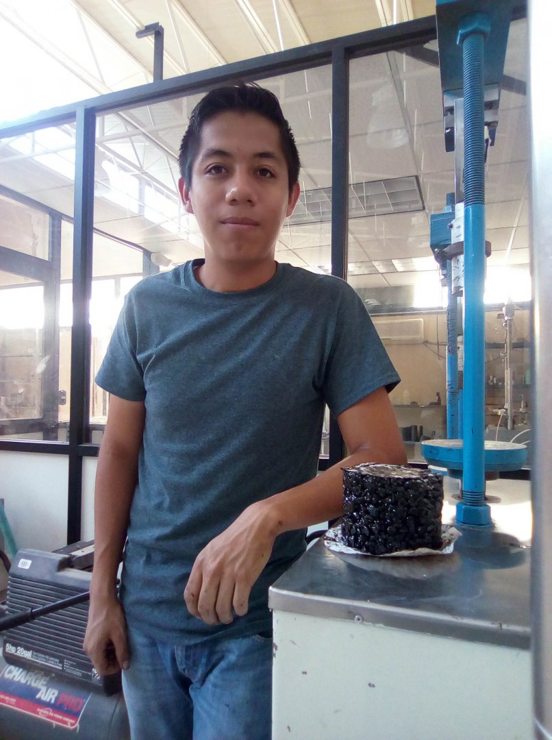 ¡Adiós a los baches! Joven mexicano crea pavimento que se regenera con el agua