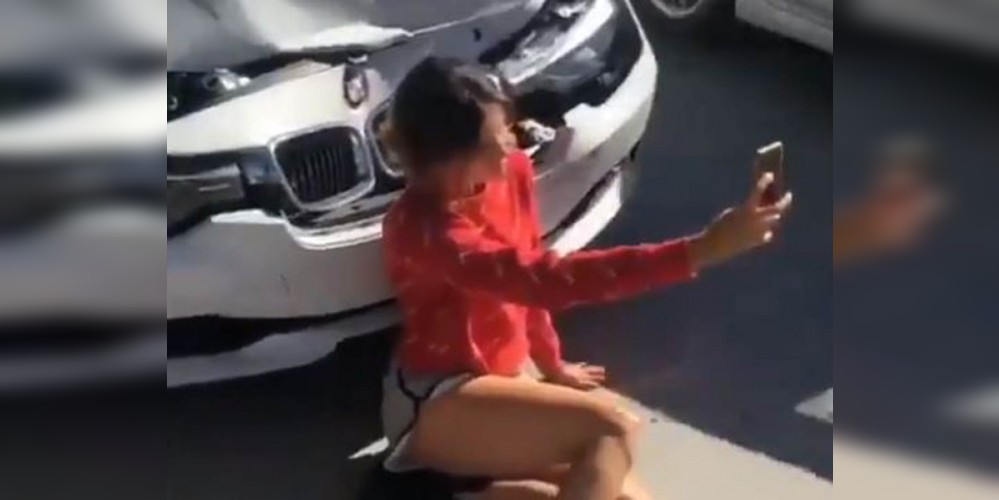 Joven sufre accidente y lo único que hace es tomarse una selfie para guardar el momento (VIDEO)