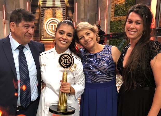 Tunden a ganadora de MasterChef por presentar a su esposa como una amiga