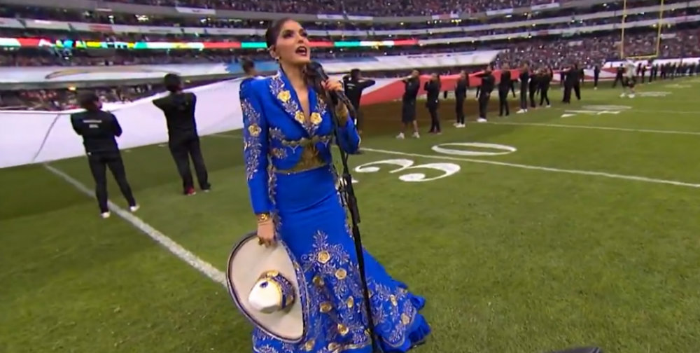 Le llueven criticas a Ana Bárbara por error al cantar el Himno Nacional