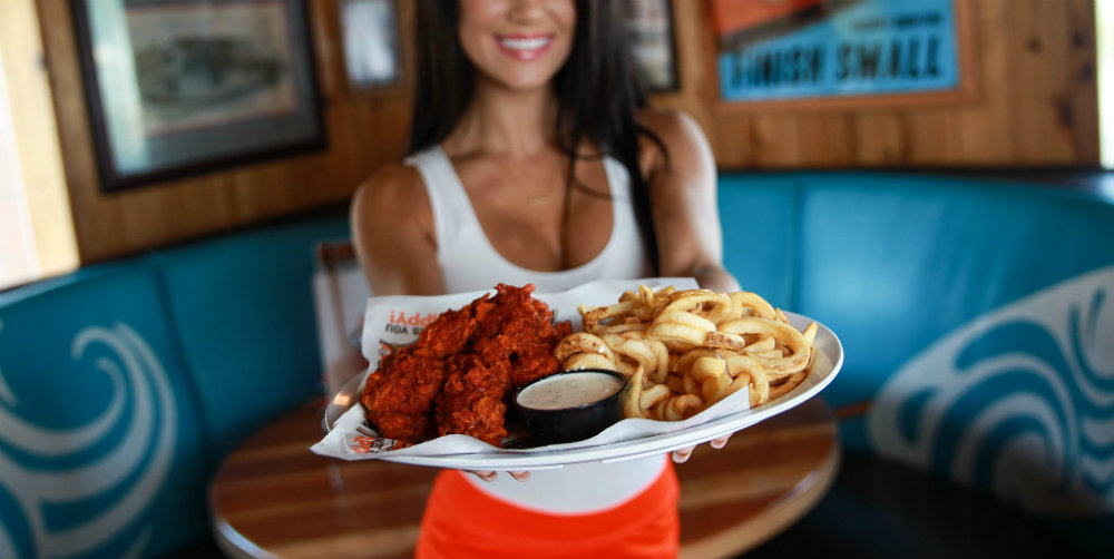 Mesera del Hooters llama 'gatos' a clientes que le dejaron poca propina