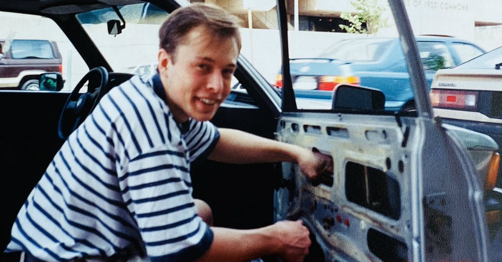 Elon Musk reparaba su carro con autopartes chatarra antes de ser millonario