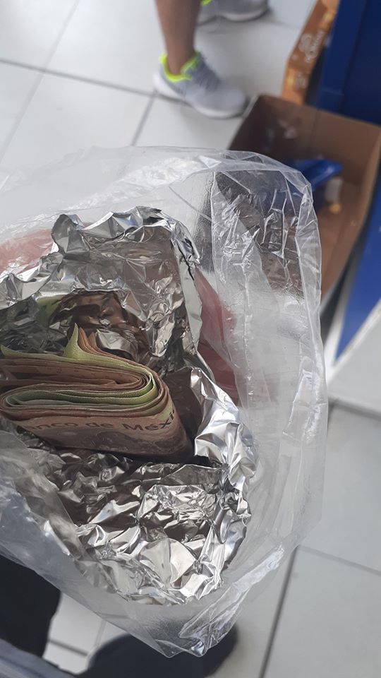 Envuelve su dinero como si fueran tacos para que no se lo roben