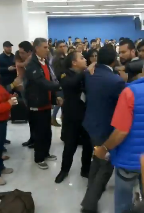 Empleado de Interjet se lanza contra cliente que se quejó del servicio