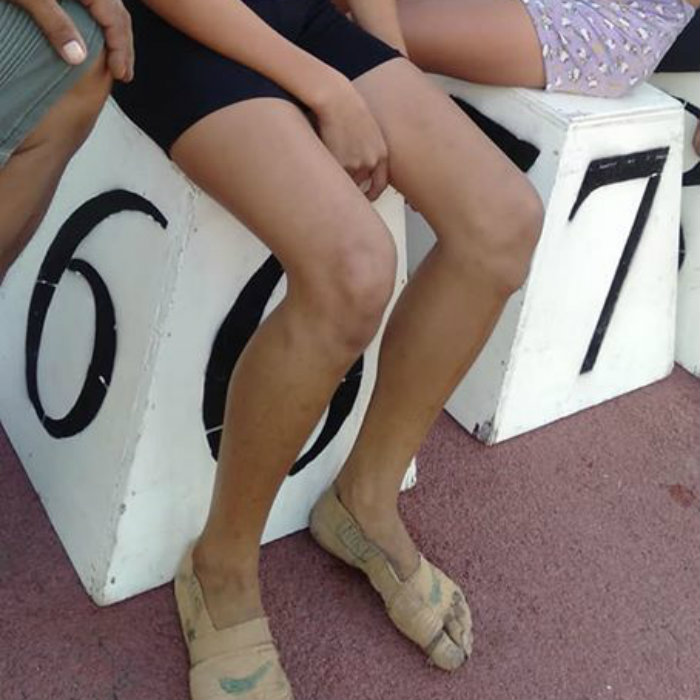 Niña sin recursos para comprar tenis gana tres medallas de oro