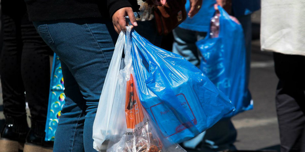 Esta será la multa para los negocios que den bolsas de plástico en CDMX