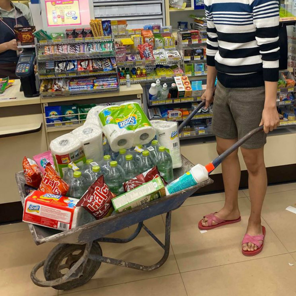 Así llevan sus compras los clientes ante prohibición de bolsas de plástico