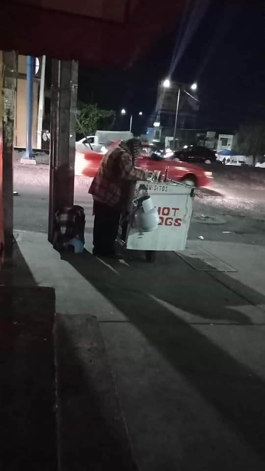 Abuelito no tenía clientes en su puesto, pero usuarios lo ayudaron en redes