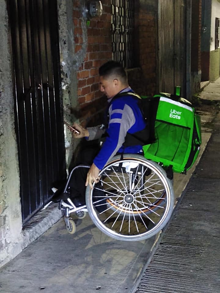 Joven se hace viral por repartir pedidos de Uber en su silla de ruedas