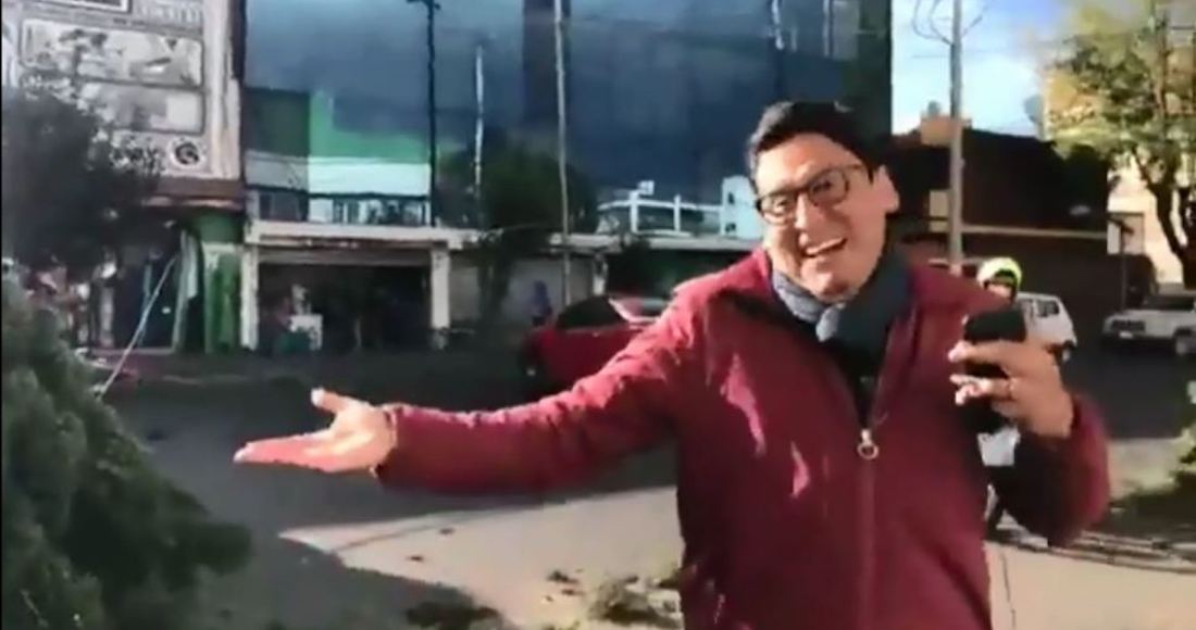 Reportero descubre en vivo que le cayó un árbol a su auto