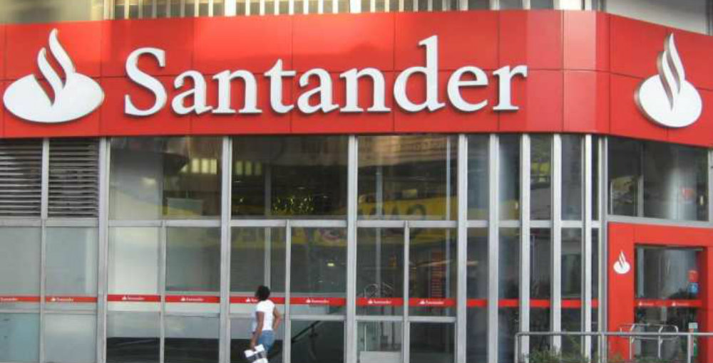 Acusan a cajera de Santander de ser cómplice de asaltantes; el banco la defiende