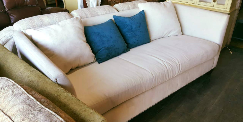 Compró un sillón usado y se encontró más de 800 mil pesos en el interior