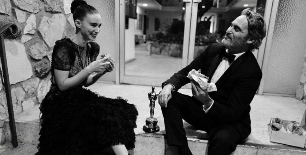 Joaquin Phoenix celebra su triunfo en los Oscar comiendo hamburguesas en el piso