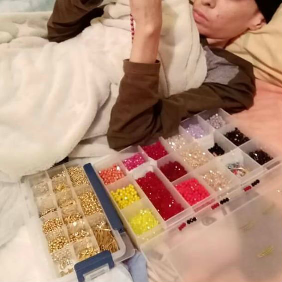 Joven de Culiacán vende pulseras para pagar su tratamiento contra el cáncer