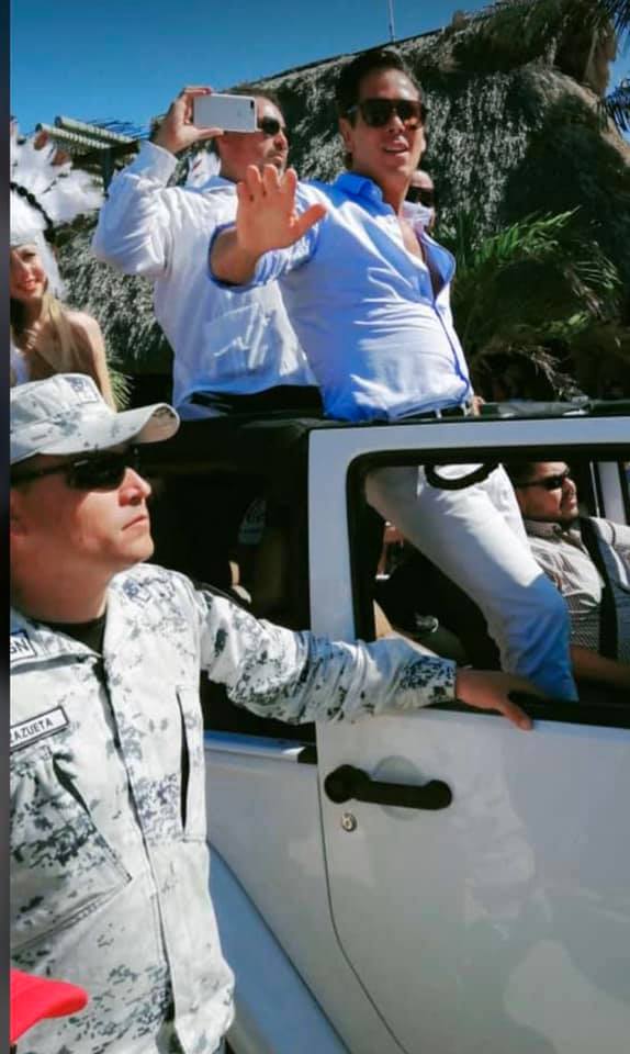 Captan a Roberto Palazuelos en carnaval escoltado por la Guardia Nacional