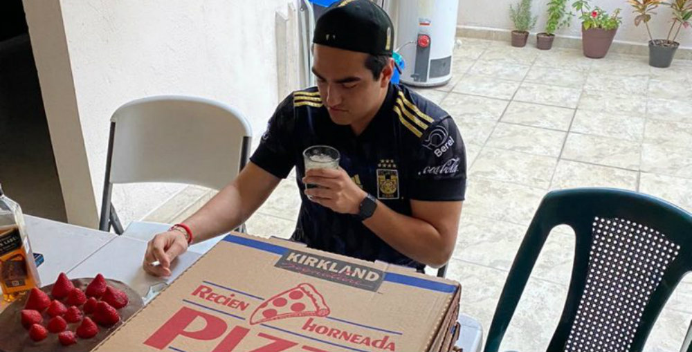Joven compró pizzas para su cumpleaños, pero ningún amigo fue
