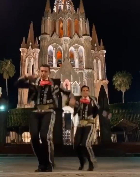 Mariachis sorprenden a Shakira al bailar champeta en San Miguel Allende