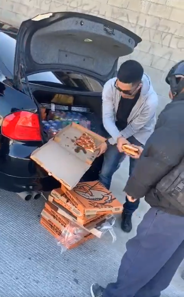 Joven reparte pizzas y refrescos a personas en situación de calle