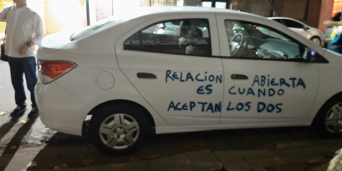 Tras descubrir infidelidad, le pinta mensajes en su auto