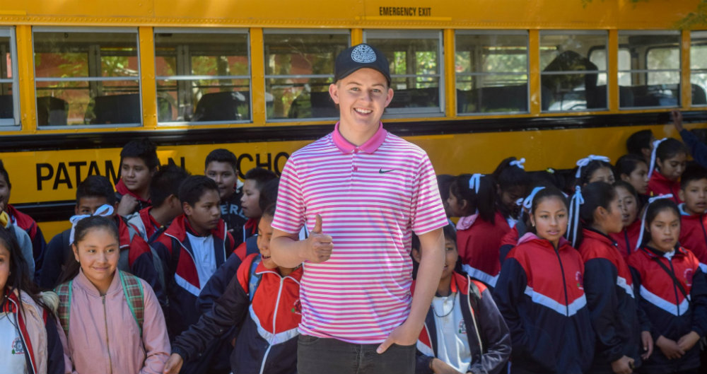 Joven de EU regala un autobús y útiles a estudiantes de Michoacán