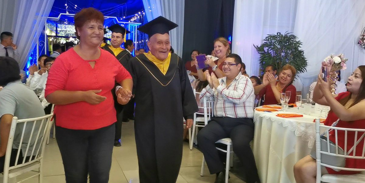 Abuelito cumple su sueño y se gradúa de la universidad a los 89 años