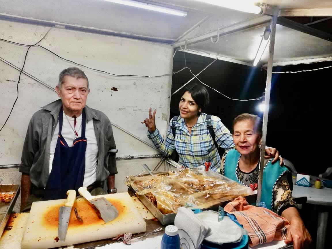 Usuarios ayudan a abuelitos que venden tacos hasta la madrugada