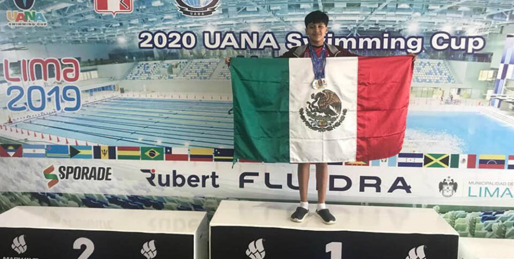 Niño mexicano gana cuatro medallas en natación e impone nuevo récord