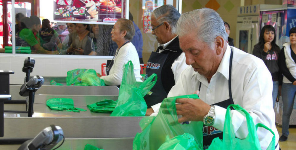 Supermercados ayudarán a abuelitos empacadores que no podrán trabajar
