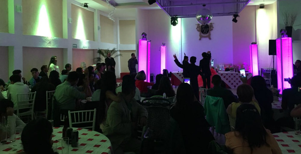 Joven con coronavirus asiste a fiesta con más de 100 invitados