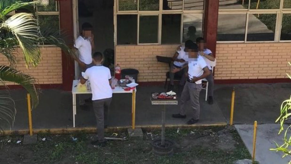 Estudiantes organizaron una 'carnita asada' durante el paro de mujeres