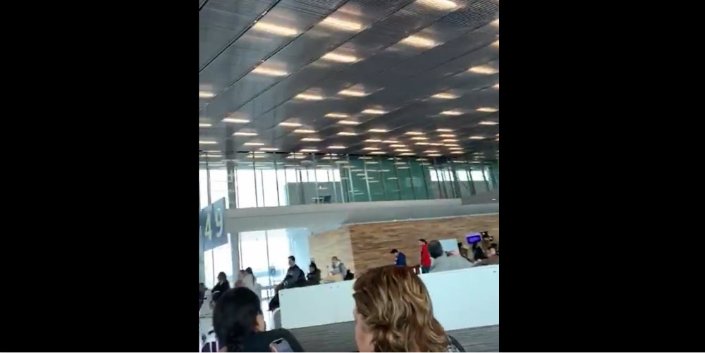 Mexicanos cantan 'Cielito Lindo' en París mientras esperan volver a casa