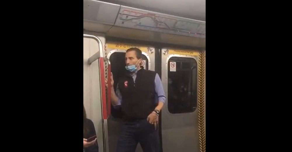 Hombre se lame los dedos y luego toca el pasamanos del metro
