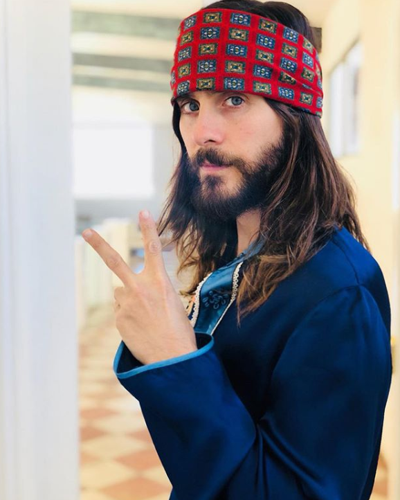 Jared Leto regresa de retiro espiritual y descubre que hay una pandemia