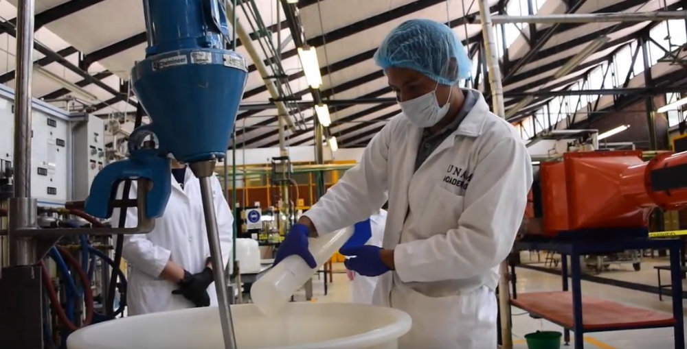 Ante el desabasto, la UNAM fabrica su propio gel antibacterial