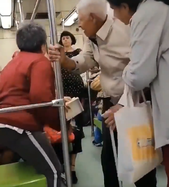 Mujeres bajan a abuelito de 94 años de vagón exclusivo del metro